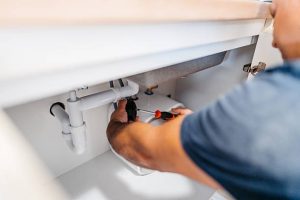How Professional Plumbers Reduce the Risk of Plumbing Emergencies