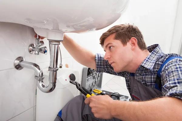 Save Water and Money with a Professional Plumbing Contractor